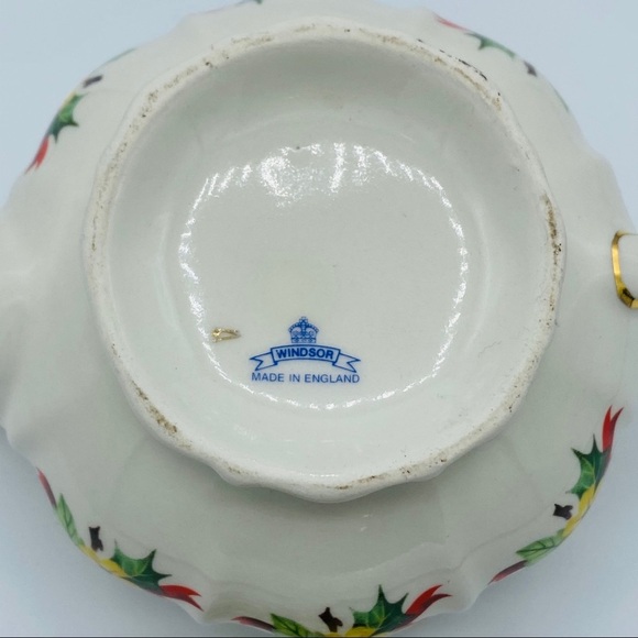 Windsor || "Mini" Teapot with Holiday Holly - Picture 9 of 11